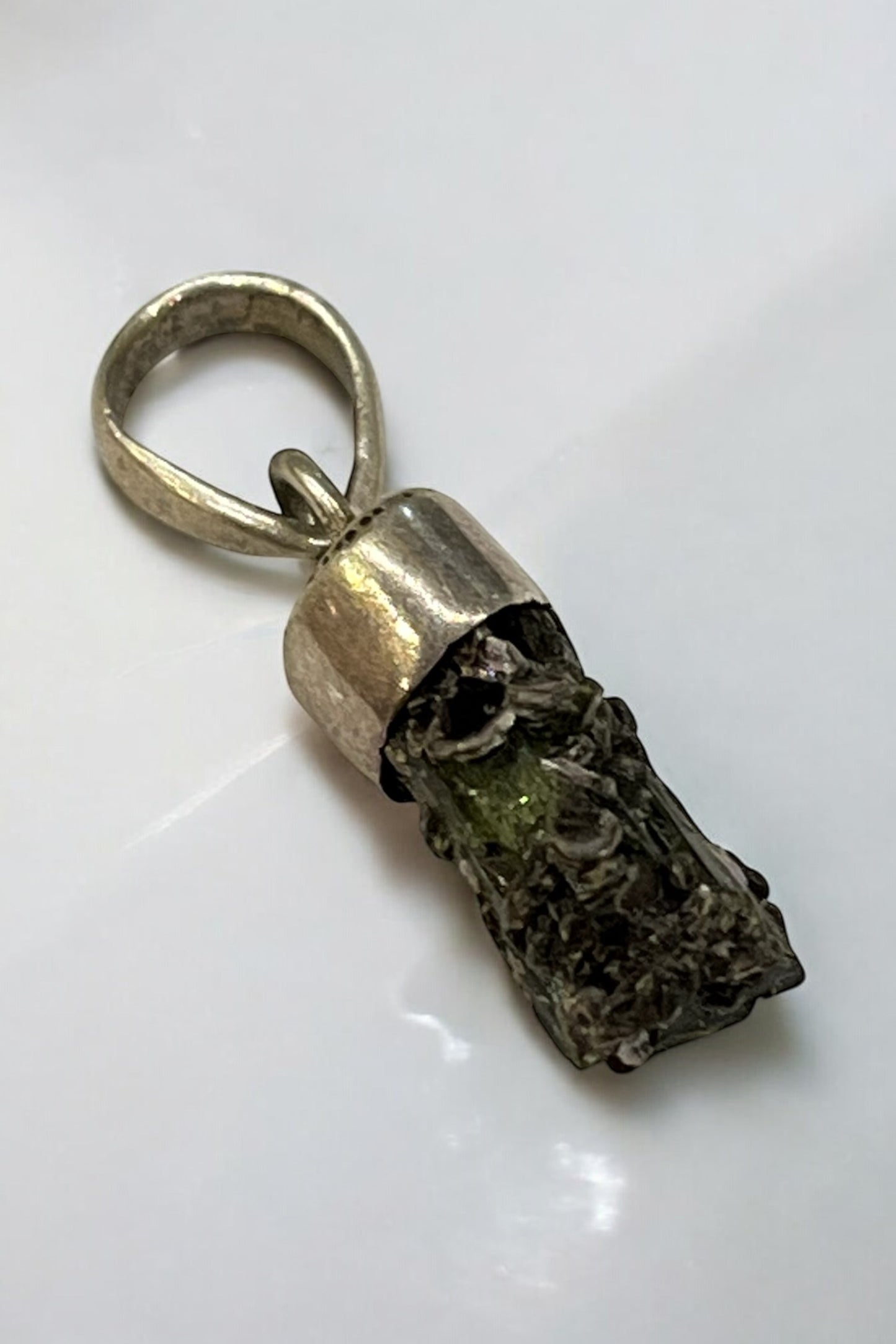 Colgante Turmalina verde con mica plata de ley