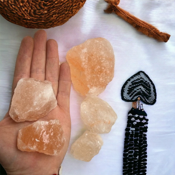 Roca de sal  rosa de Himalaya  en bruto  (diferentes usos)