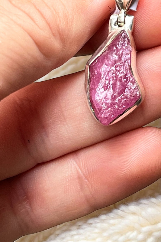 Colgante de rubí en bruto en plata