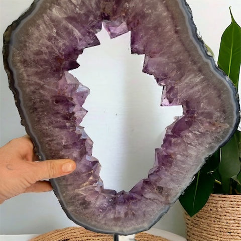 Rodaja de geoda de amatista con peana