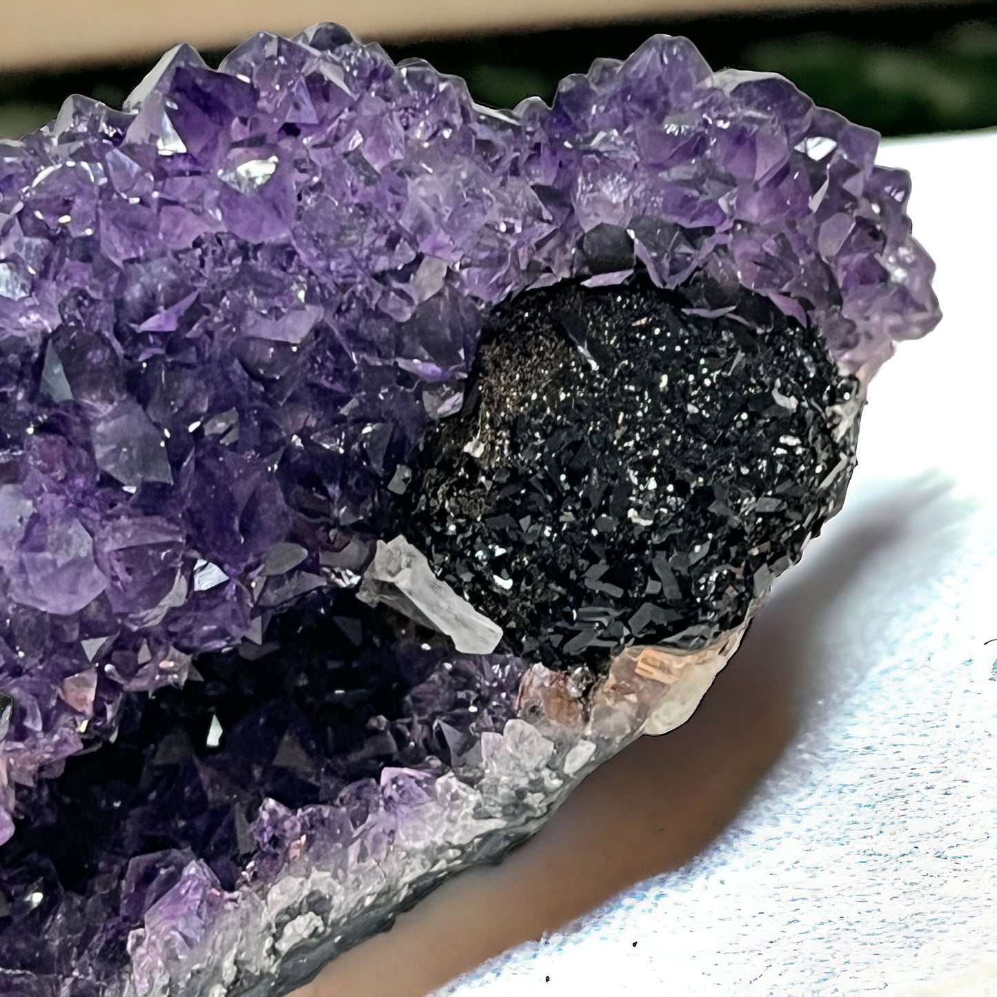 Drusa de amatista con hematite y calcita