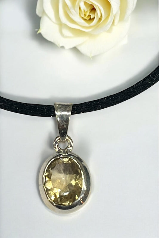 Colgante de citrino natural facetado en plata de ley