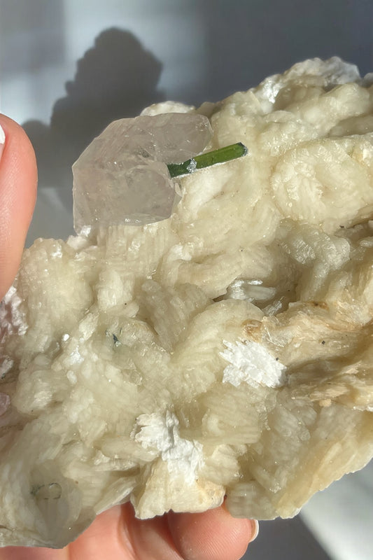 Turmalina verde con matriz de cleavelandita y mica pieza de colección