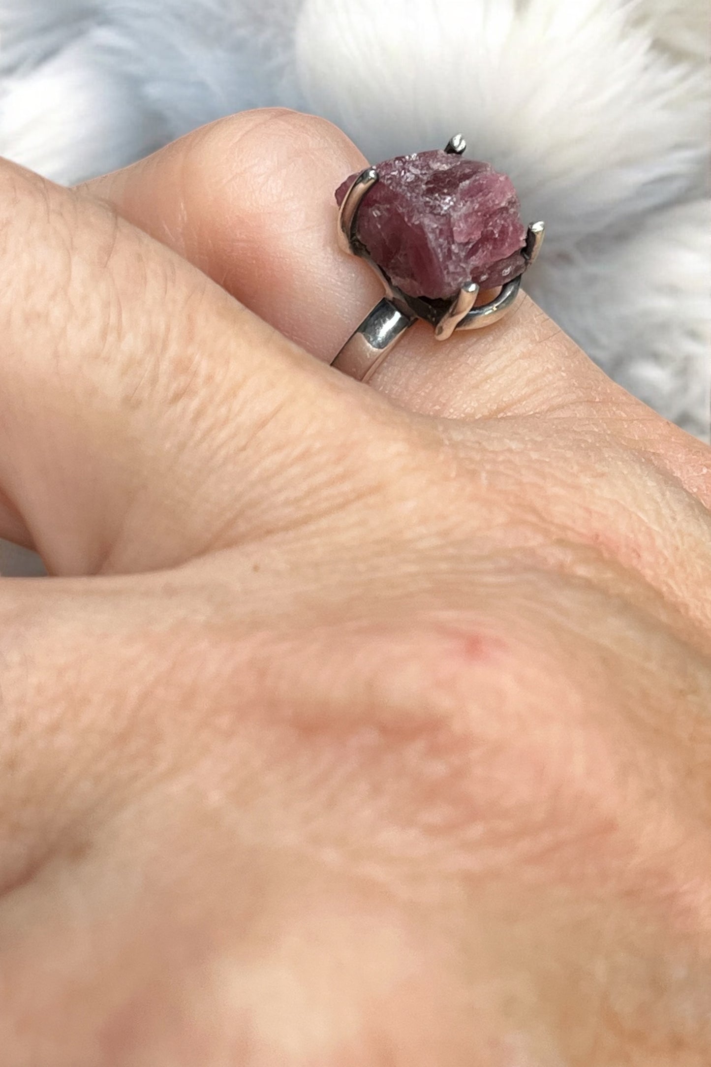 Anillo de rubí en bruto en plata de ley talla 12
