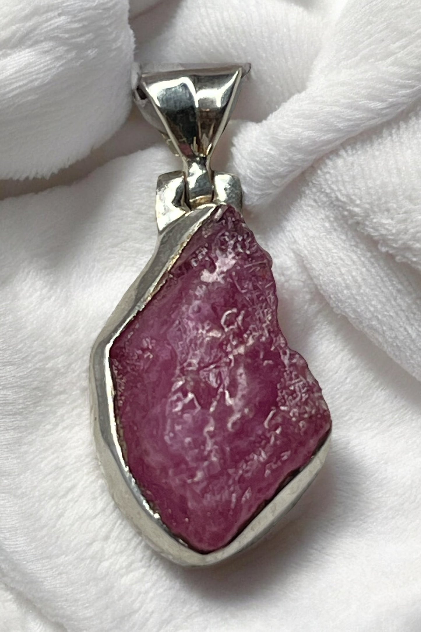 Colgante de rubí en bruto en plata