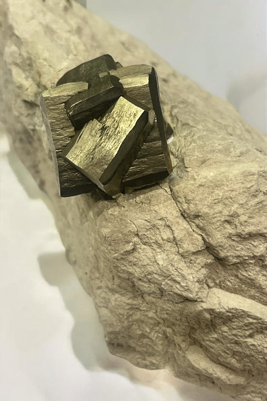 Pirita cúbica de colección en matriz