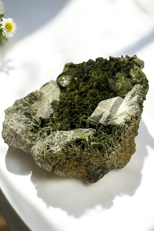 Pistacita con cuarzo y calcita pieza de colección privada