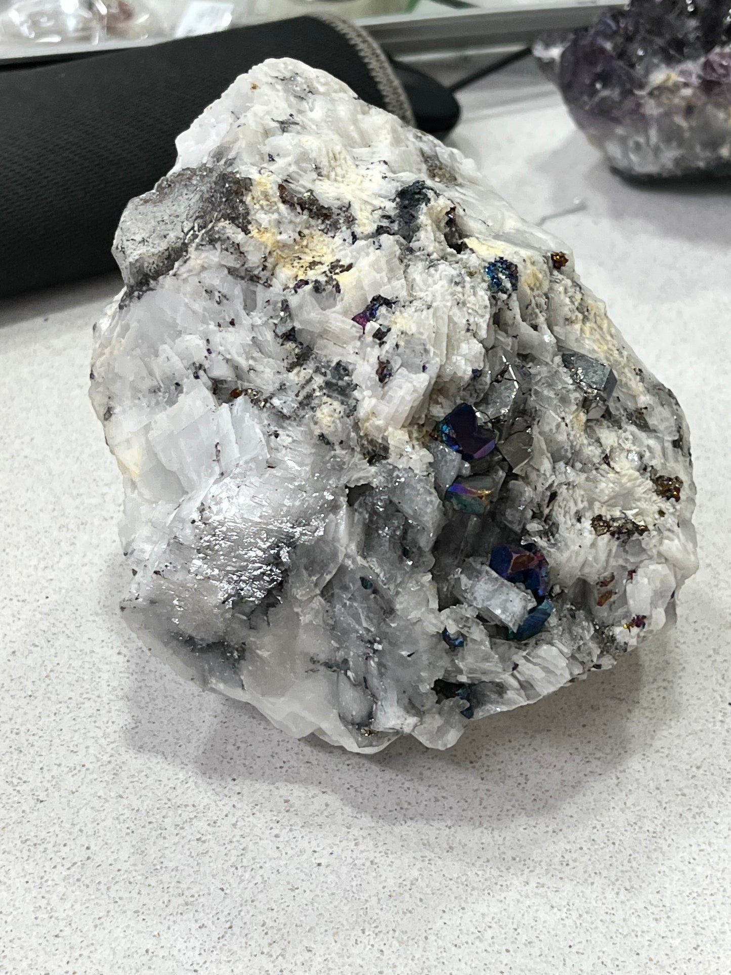 Masivo de cuarzo, galena, calcopirita y calcita