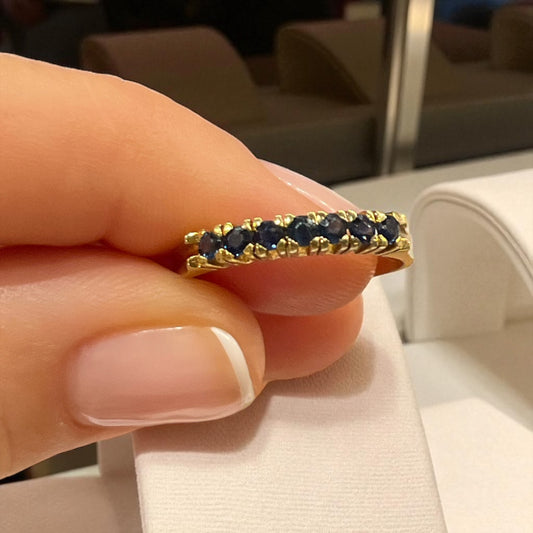 Media alianza de zafiros en oro amarillo de 18K