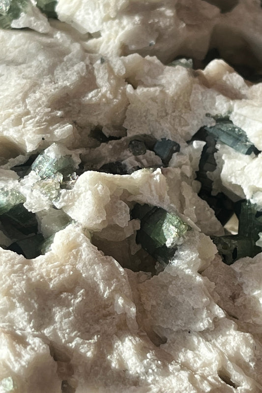 Turmalina verde con matriz de calcita y cuarzo