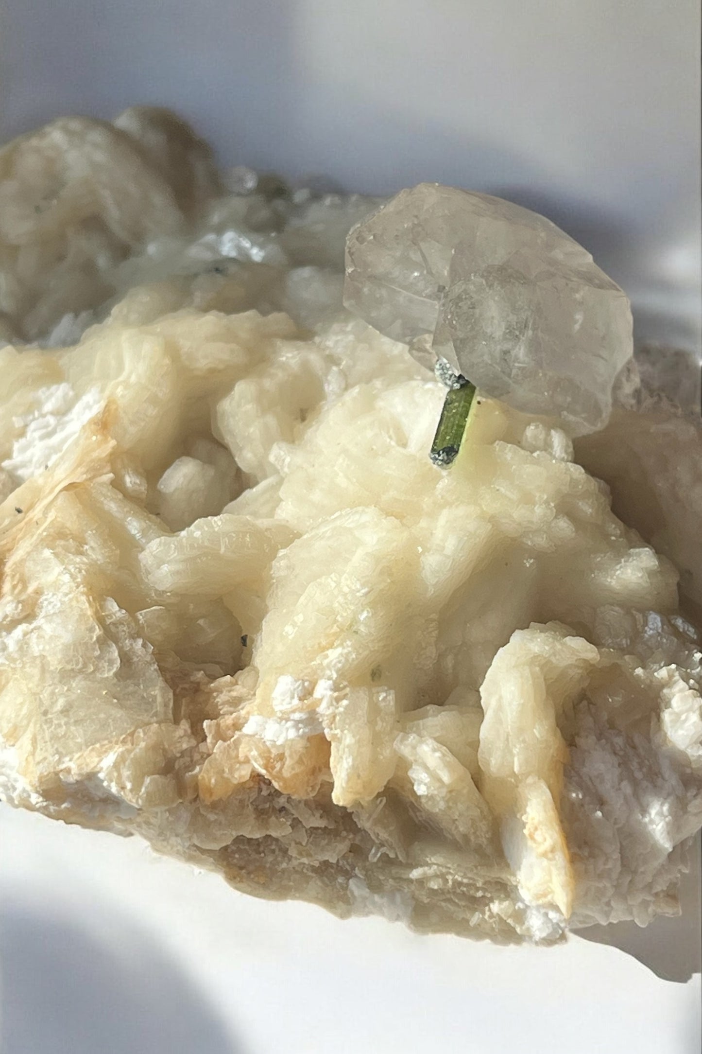 Turmalina verde con matriz de cleavelandita y mica pieza de colección