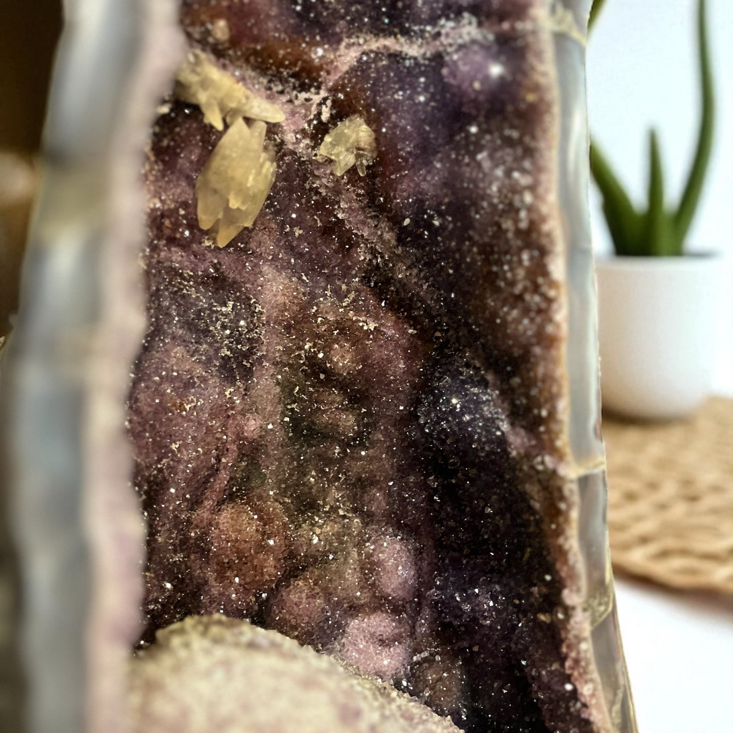 Geoda ágata con amatista, calcita y Hematite 53cm