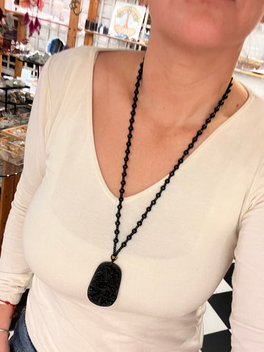 Mala obsidiana con Dragón tallado
