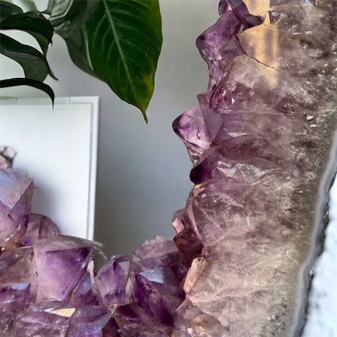 Rodaja de geoda de amatista con peana