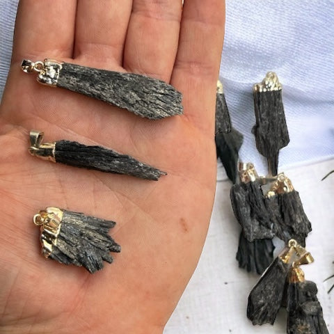 Colgante de Cianita negra (escoba de bruja) Vega Luna Dream Vega Luna Dream COLGANTE MINERAL