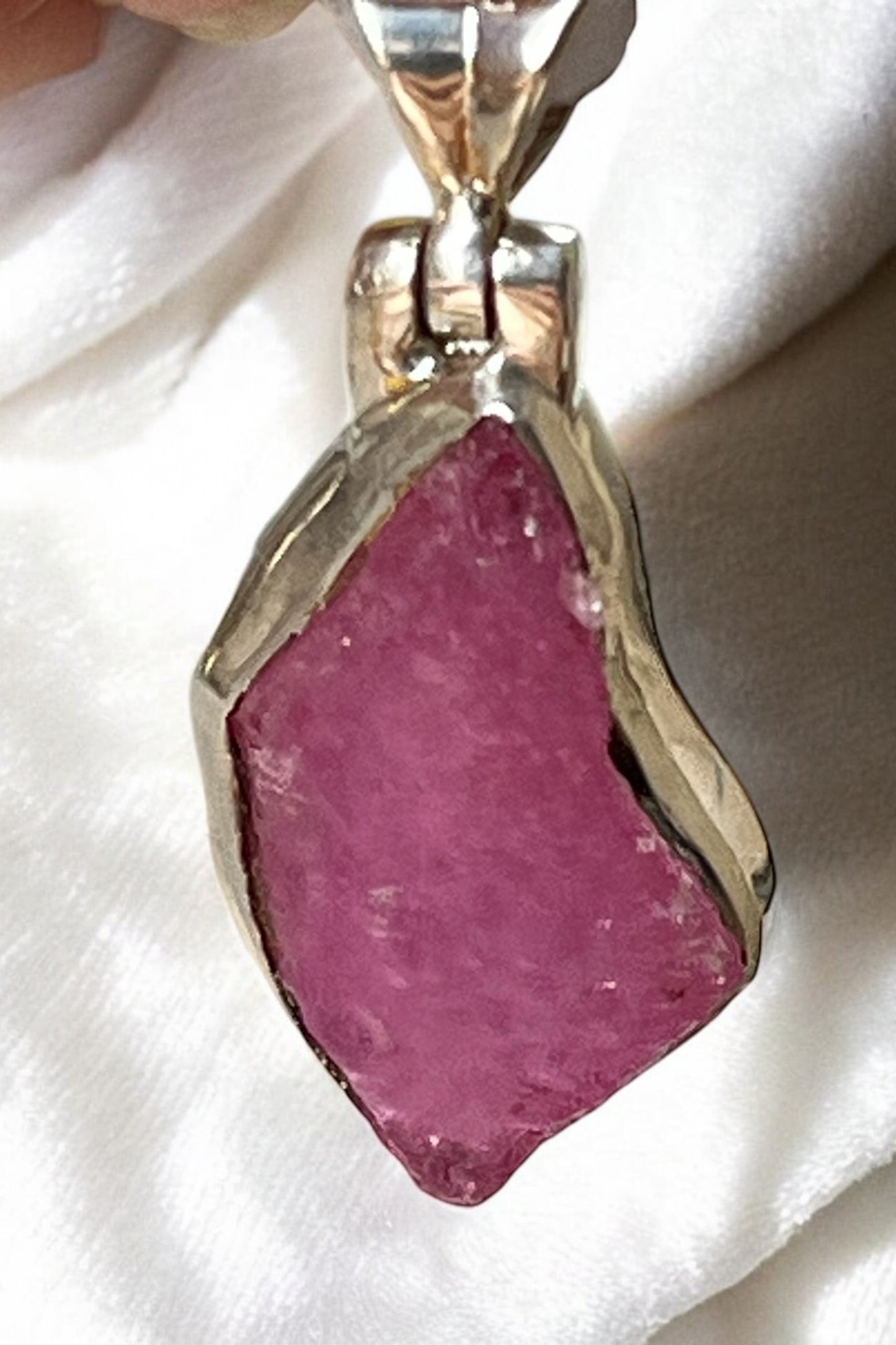 Colgante de rubí en bruto en plata