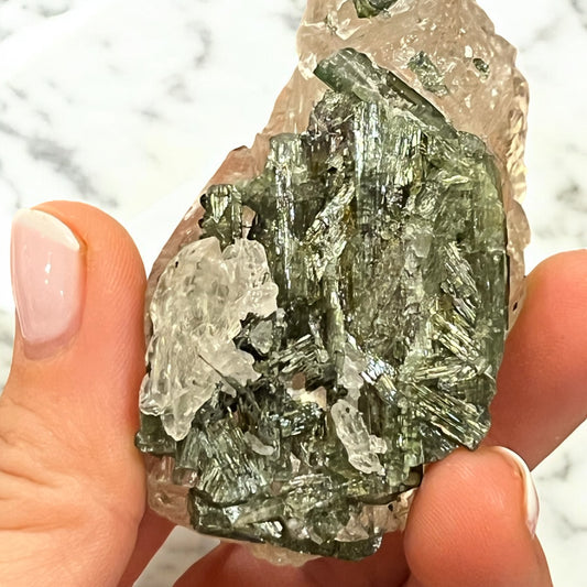 Turmalina verde con matriz de cuarzo ahumado T3colección privada