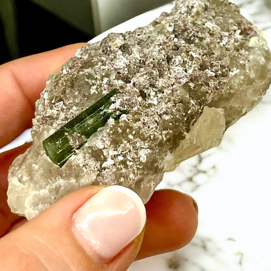 Turmalina verde sobre matriz de cuarzo ahumado con mica lepidolita T13 colección privada