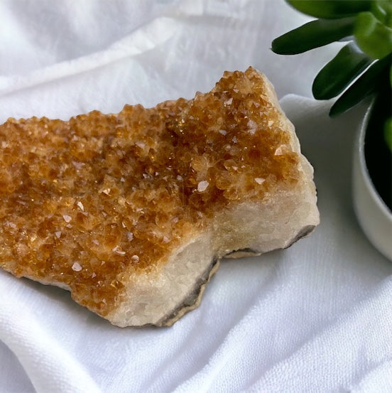 Drusa de cuarzo citrino calentado