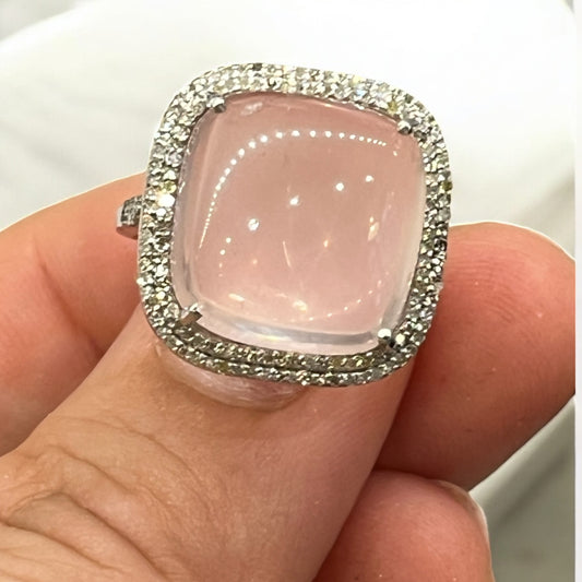 Anillo antiguo Art Déco con cuarzo rosa y doble orla de diamantes