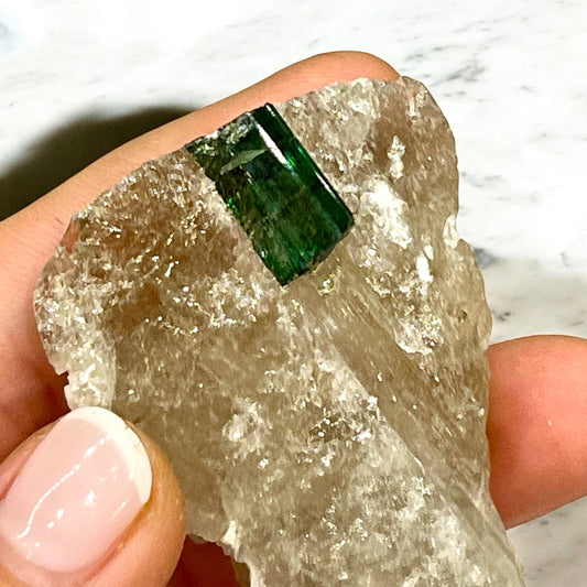 Turmalina verde con matriz de cuarzo ahumado T2colección privada