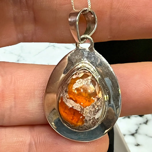 Colgante de ópalo de fuego facetado en plata de ley