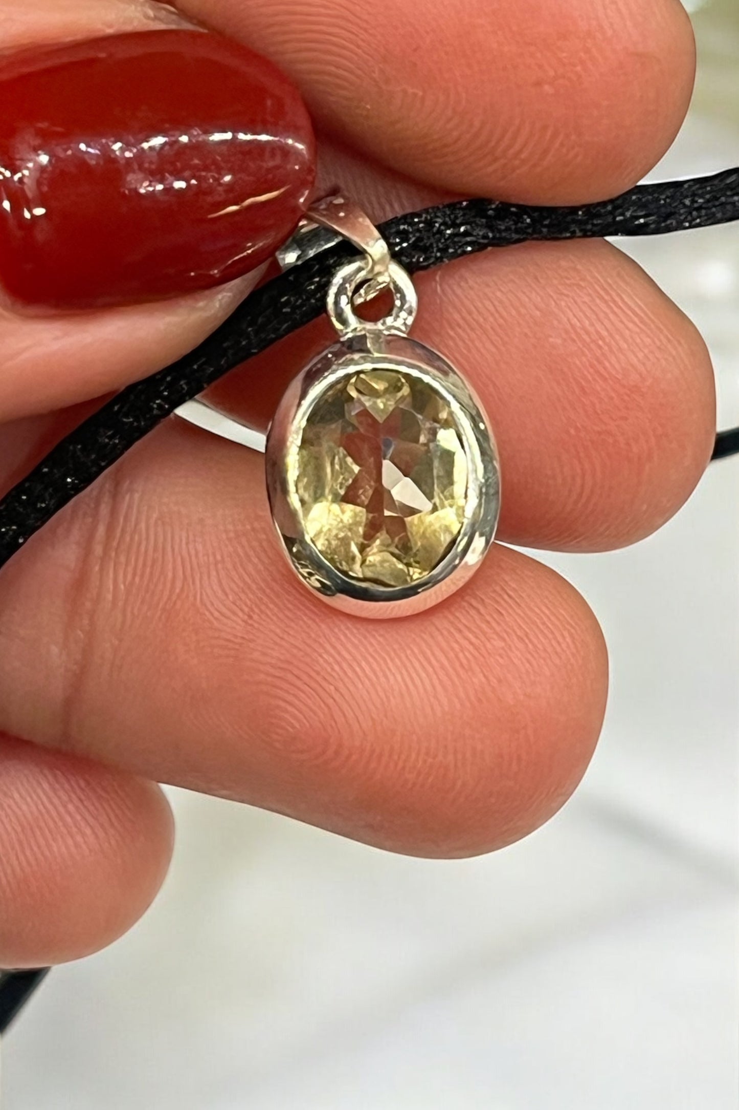 Colgante de citrino natural facetado en plata de ley