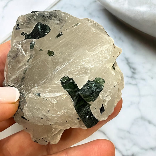 Turmalina verde con matriz de cuarzo ahumado T1 colección privada