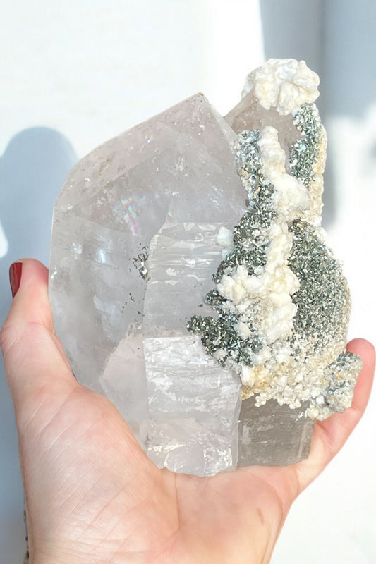 Doble punta natural de cuarzo con dolomita y siderita