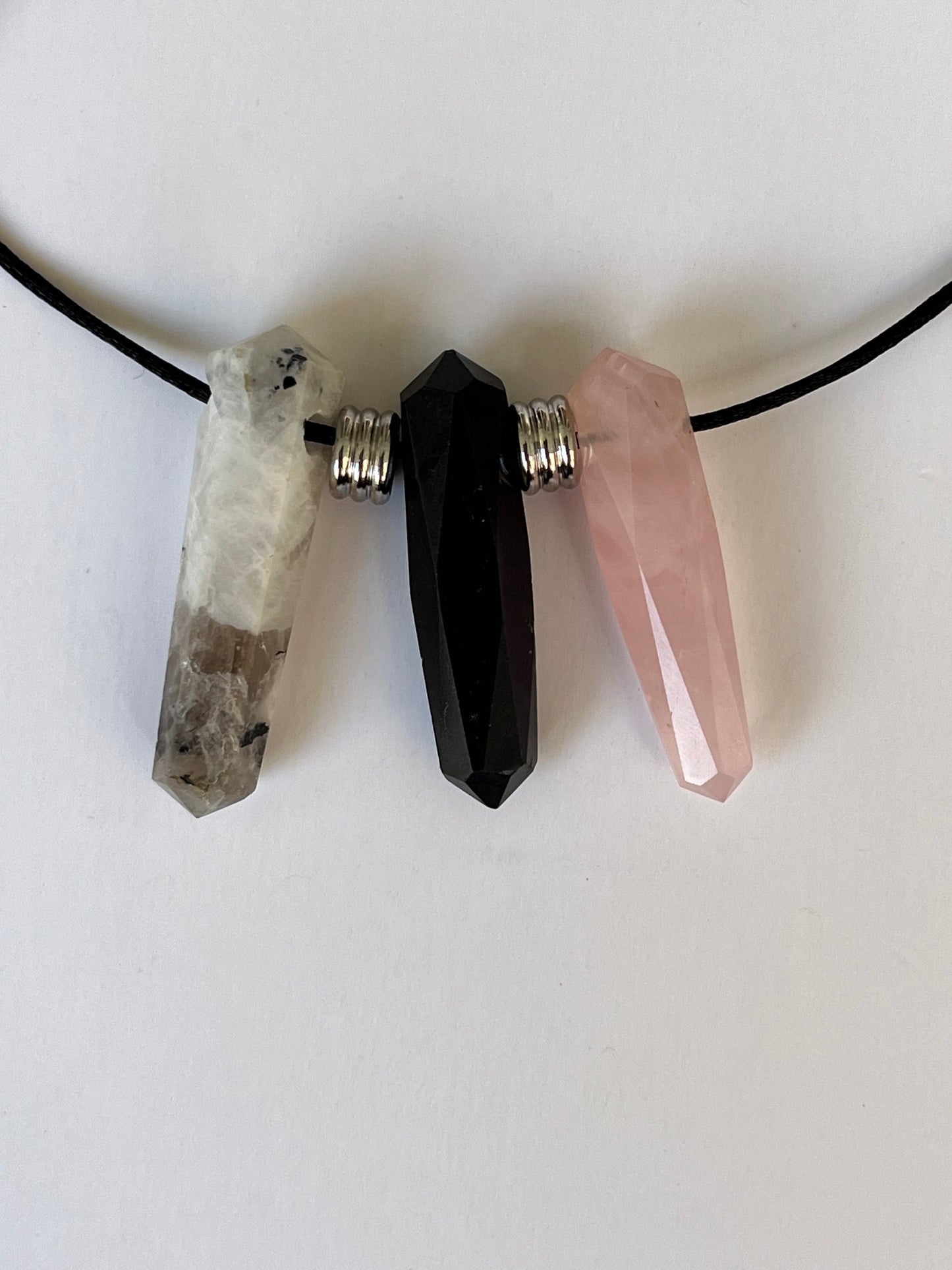 Trío de punta biterminada de Piedra Luna, turmalina y cuarzo rosa.