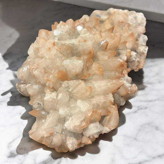 Calcita blanca y roja (diente de perro) Colección privada