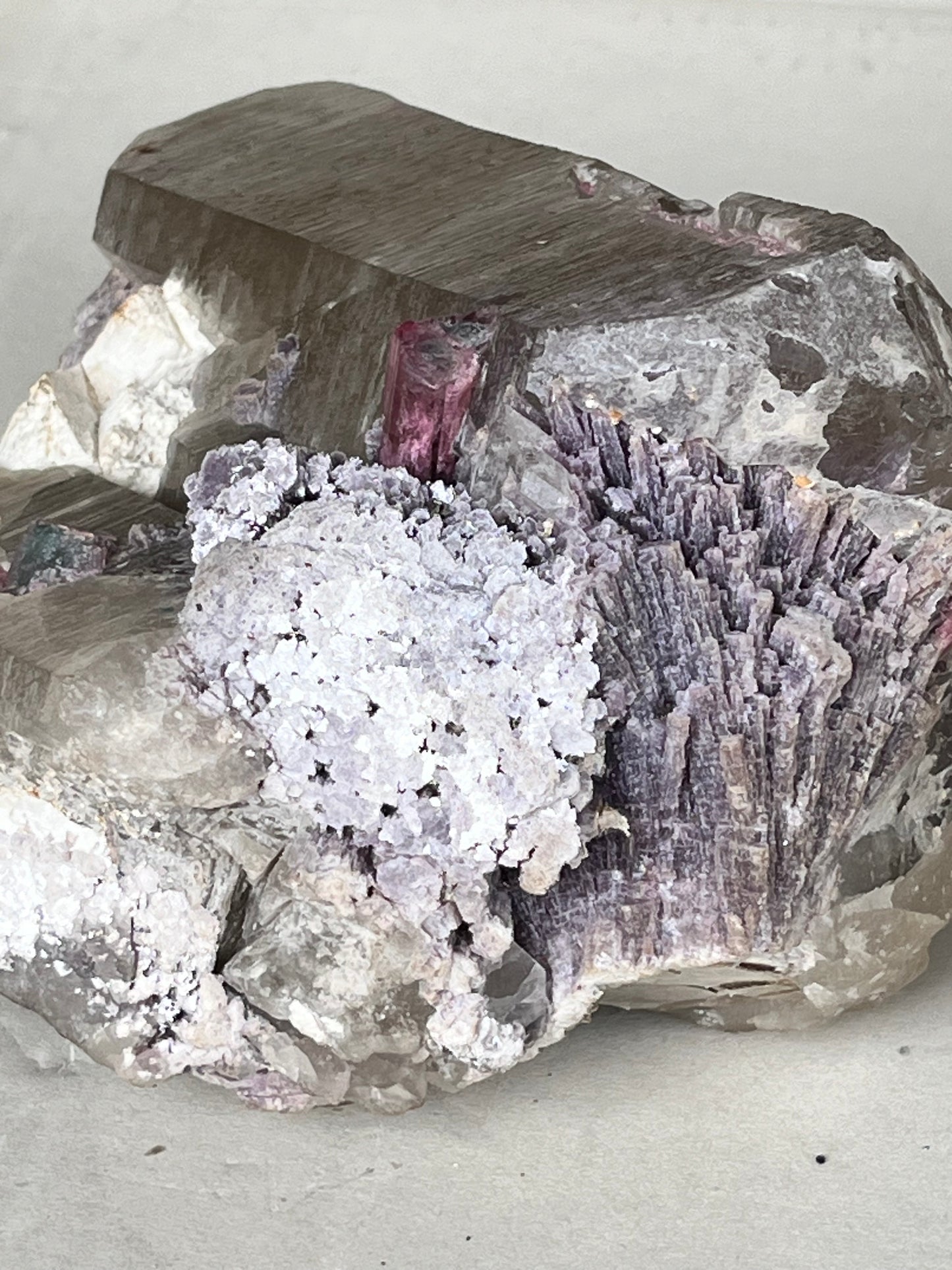 Punta de cuarzo ahumado con turmalina rosa y mica lepidolita