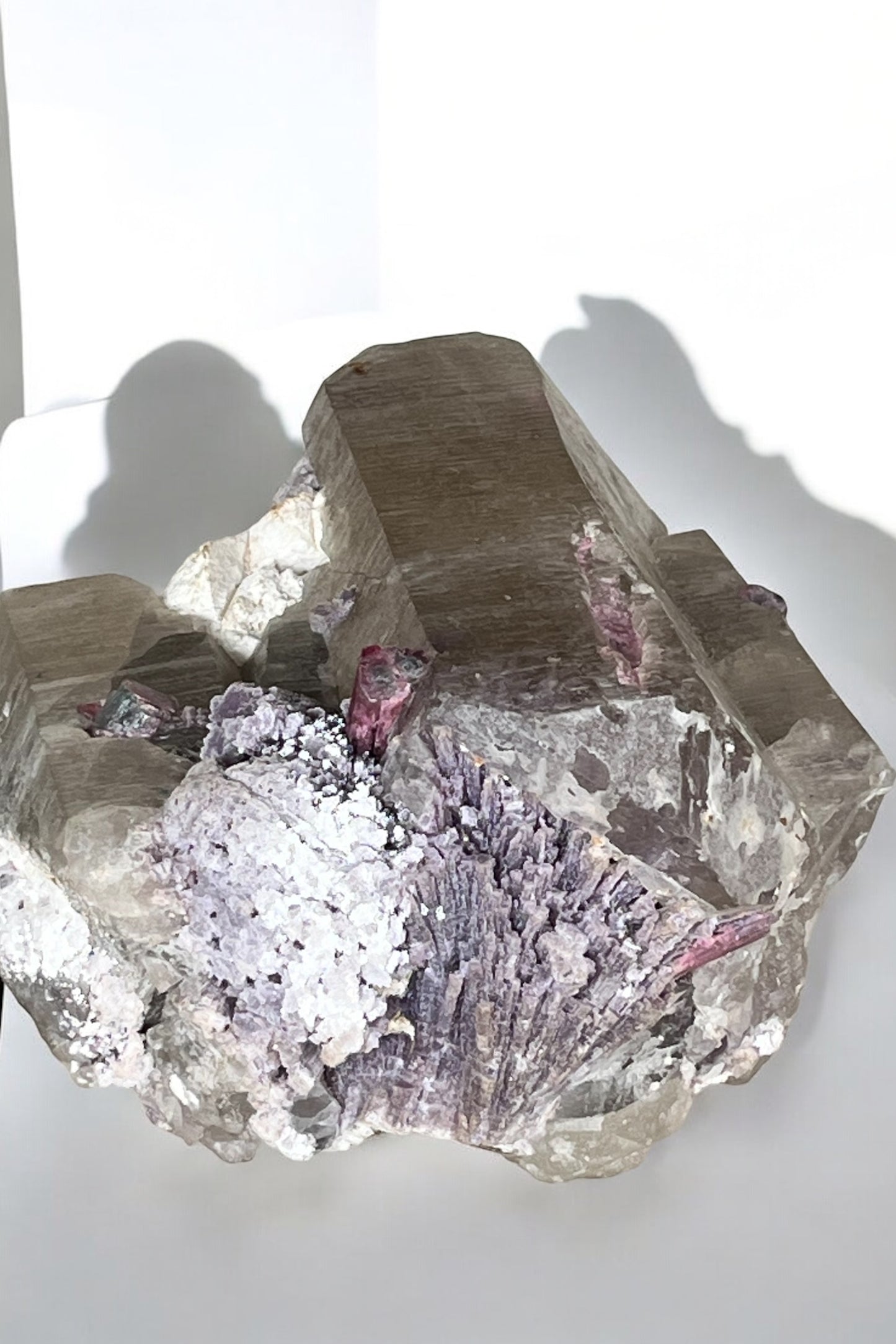 Punta de cuarzo ahumado con turmalina rosa y mica lepidolita