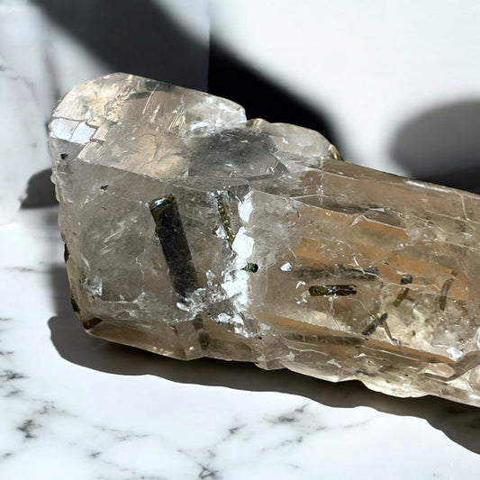 Turmalina verde con matriz de punta de cuarzo ahumado catedral T12 colección privada