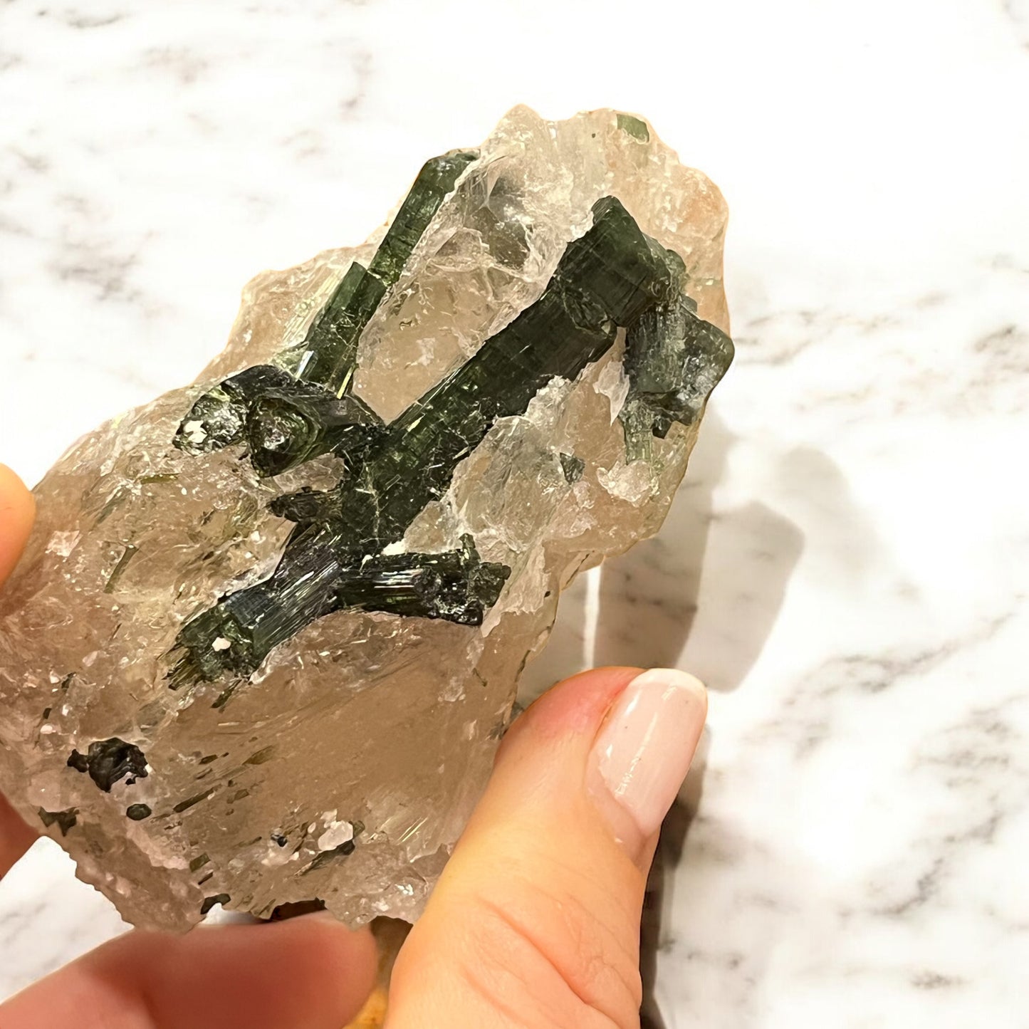 Turmalina verde con matriz de punta de cuarzo ahumado T13 colección privada