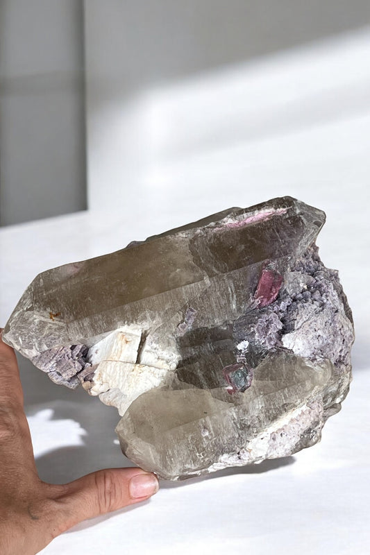 Punta de cuarzo ahumado con turmalina rosa y mica lepidolita