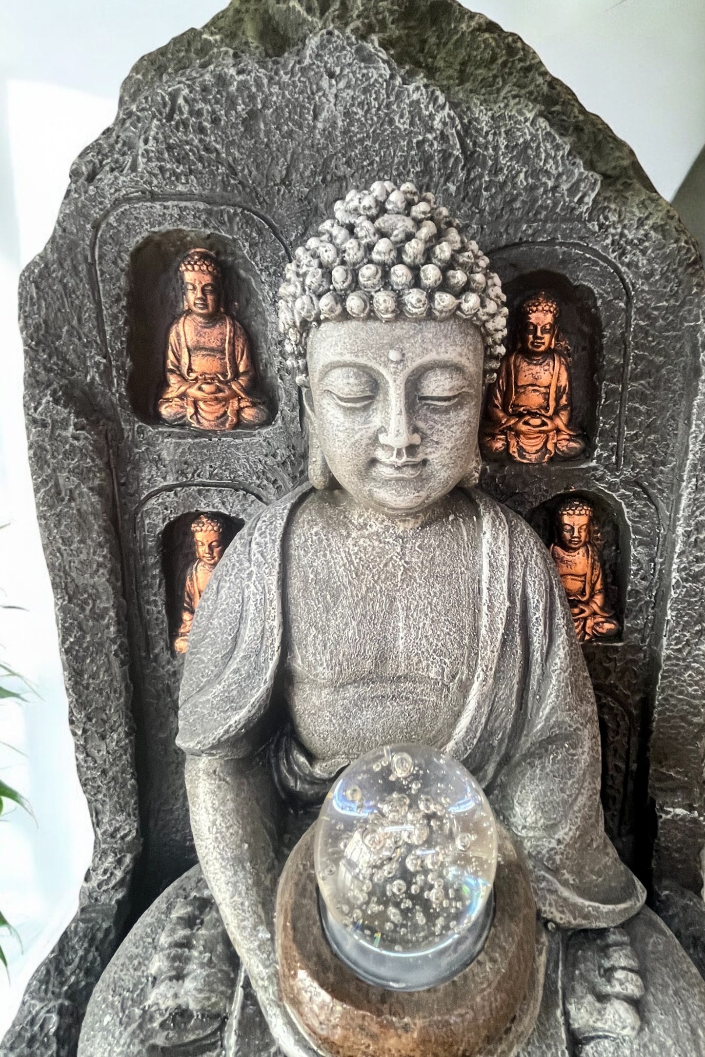 Fuente de agua resina de exterior/interior buda cascada y pared de budas dorados 67 cm de alto