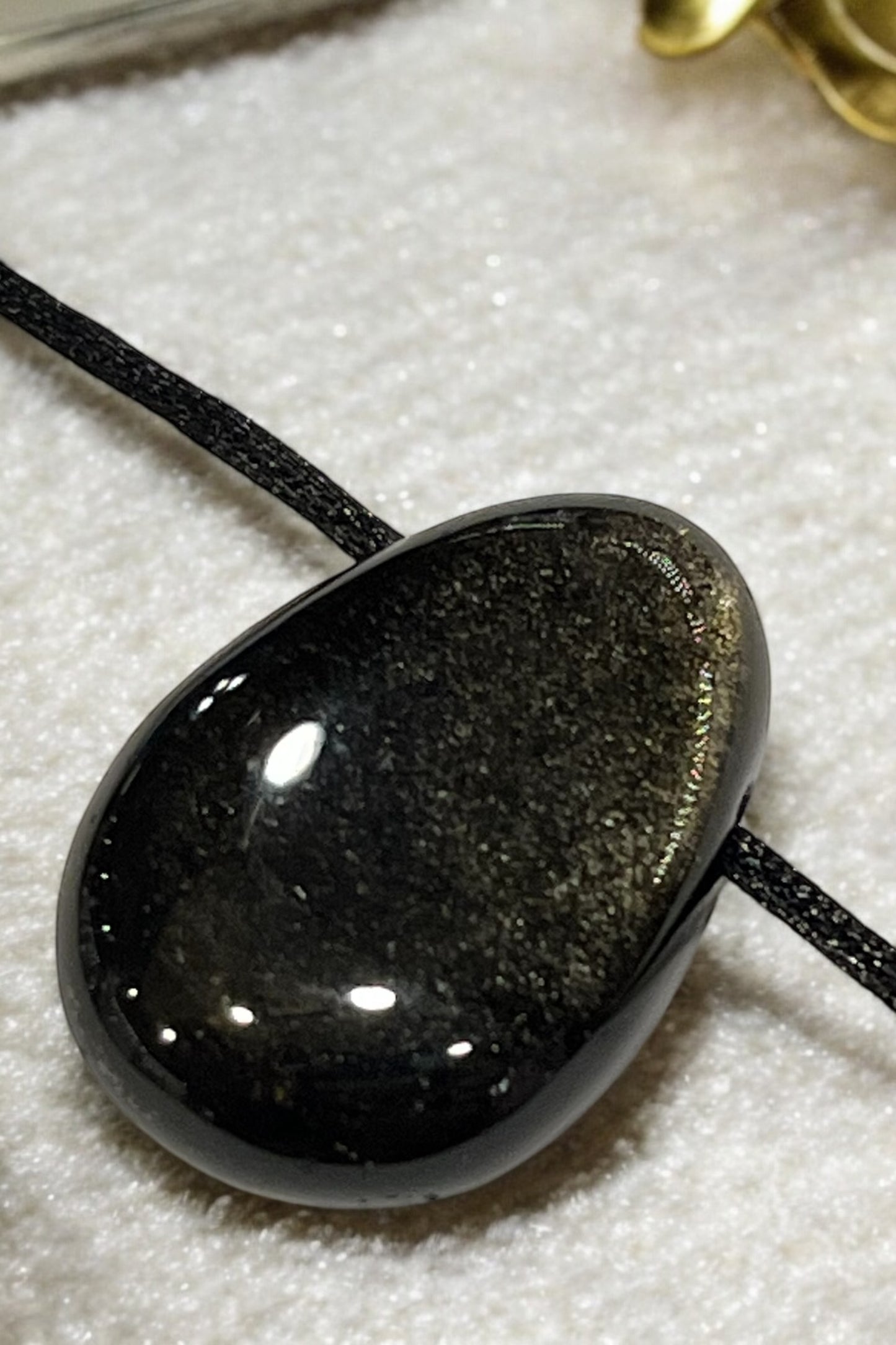 Colgante perita obsidiana dorada