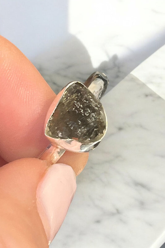 Anillo de Moldavita y plata de ley 925