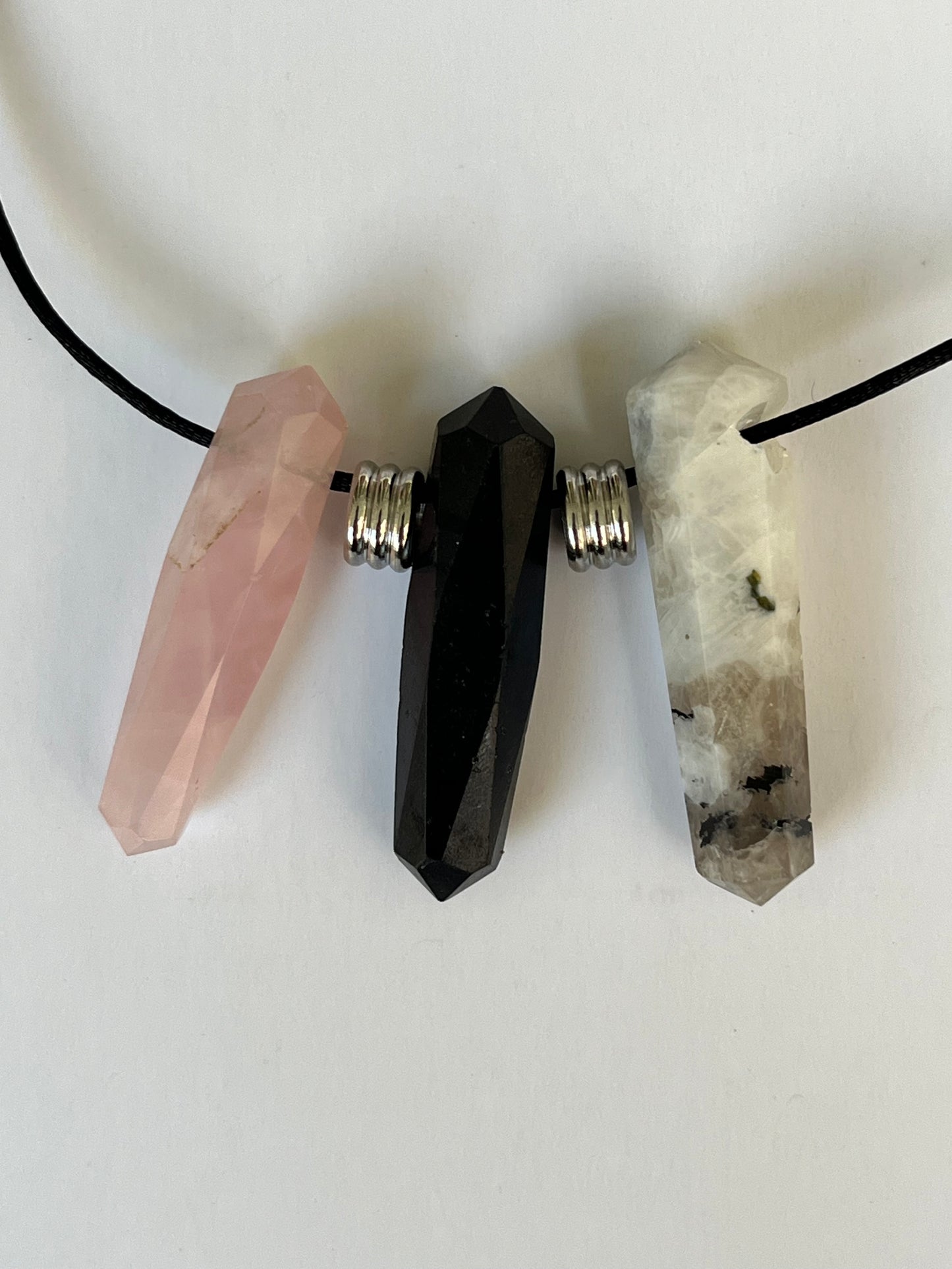 Trío de punta biterminada de Piedra Luna, turmalina y cuarzo rosa.