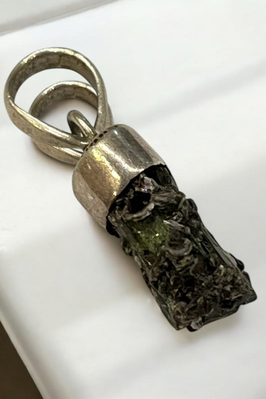 Colgante Turmalina verde con mica plata de ley