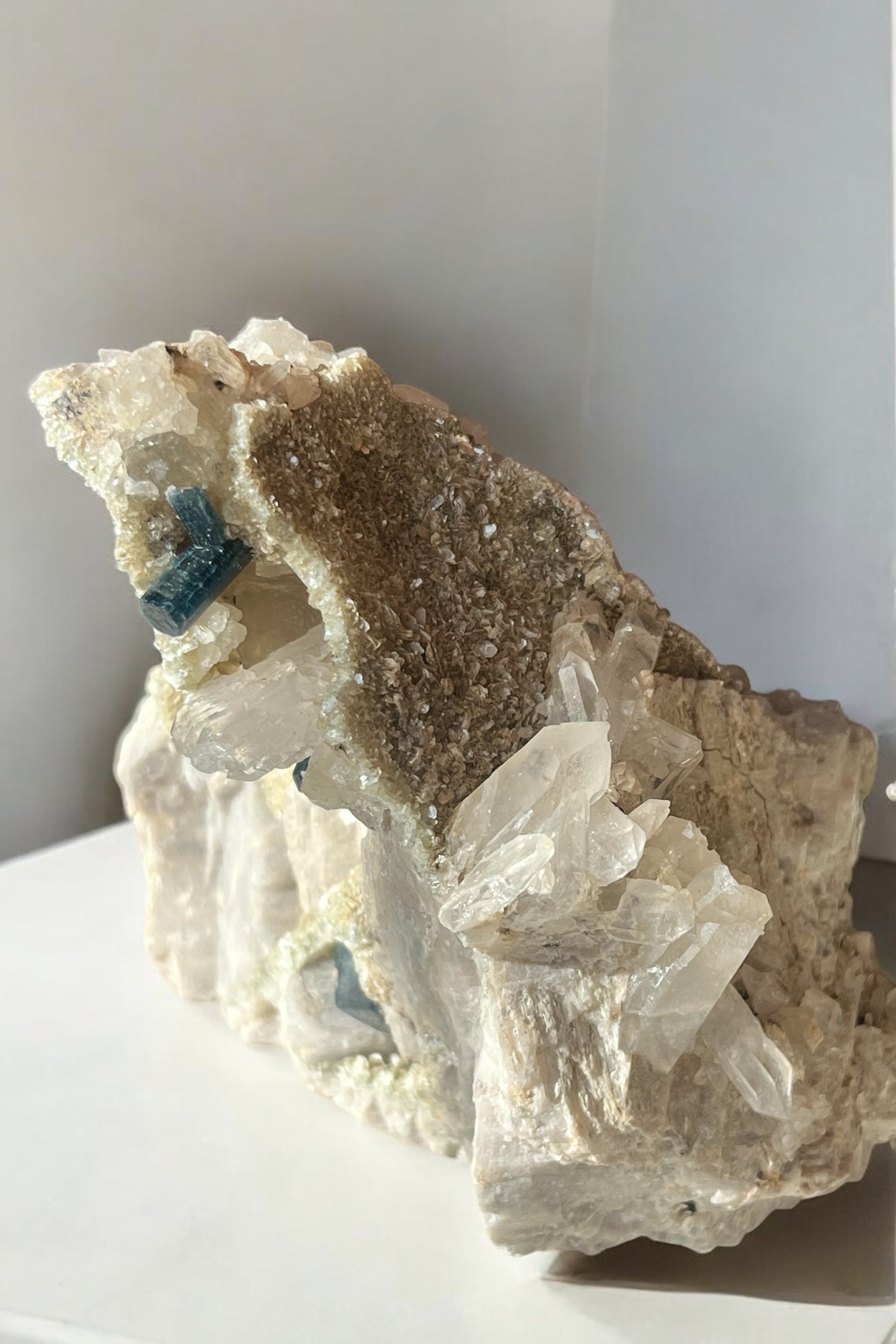 Turmalina azul (indicolita) en matriz de cuarzo