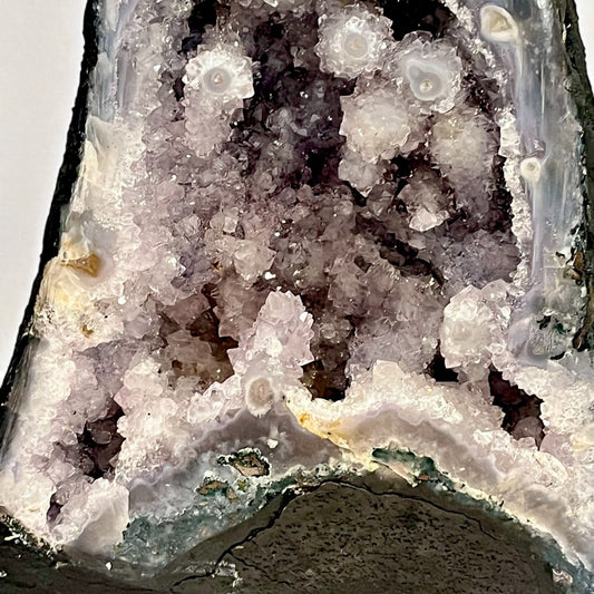 Geoda de ágata con estalactitas de amatista lavanda