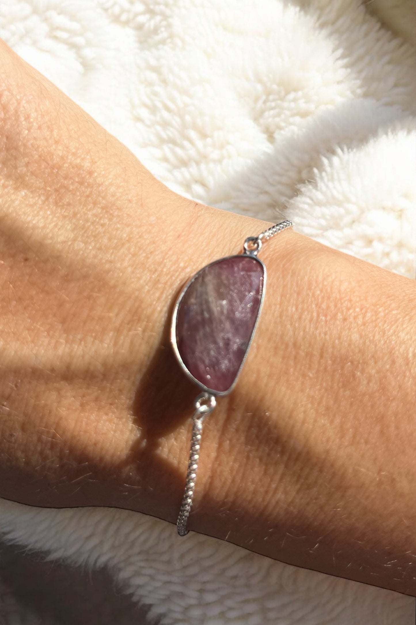 Pulsera de rubí policromo facetada en plata de ley ajustable