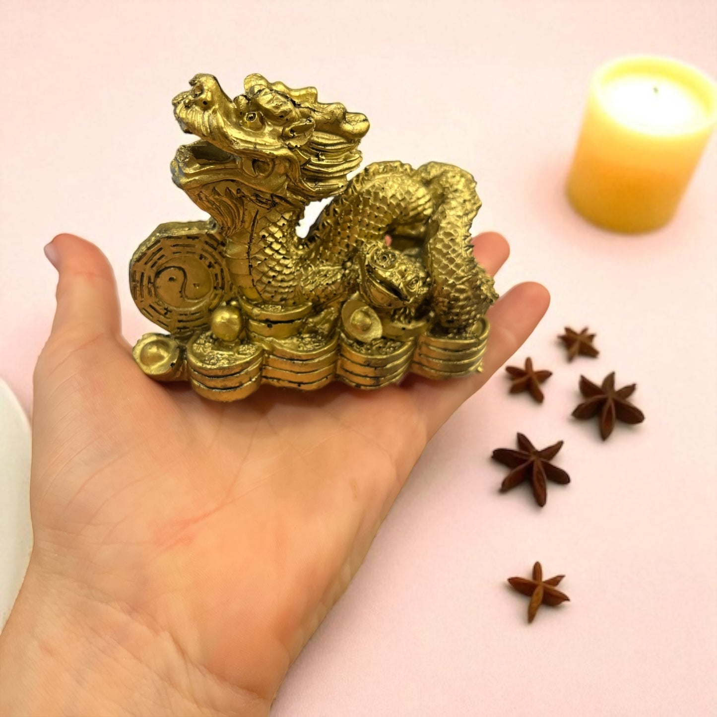 Dragón dorado con monedas – símbolo de prosperidad y energía vital