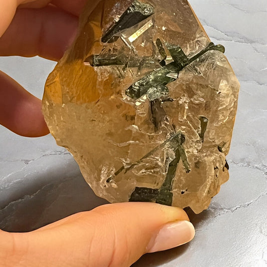 Turmalina verde con matriz de cuarzo ahumado T15 colección privada