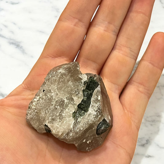 Turmalina verde con matriz de cuarzo ahumado T16 colección privada