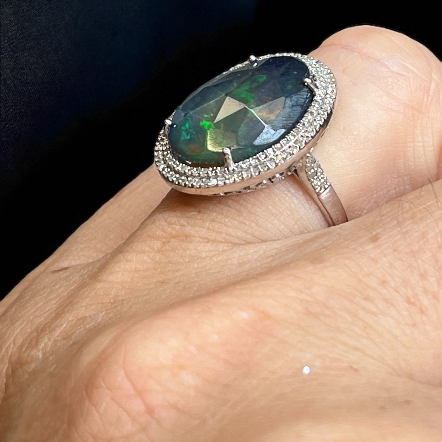 Anillo Art Déco con ópalo negro y doble orla de diamantes