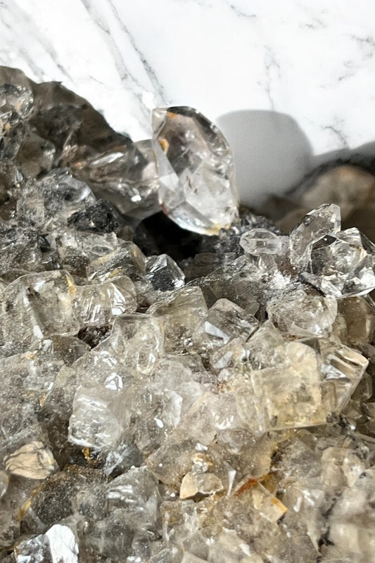 Drusa gigante de cuarzo Diamante Hérkimer, fluorita y calcita colección privada