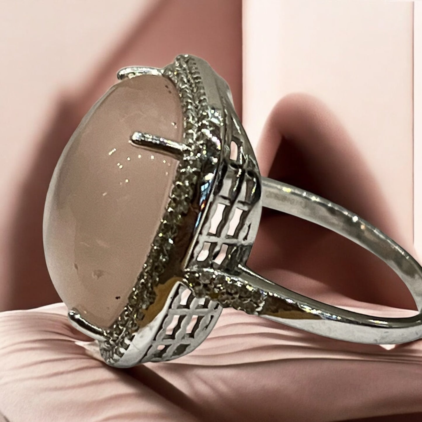 Anillo antiguo Art Déco con cuarzo rosa y doble orla de diamantes